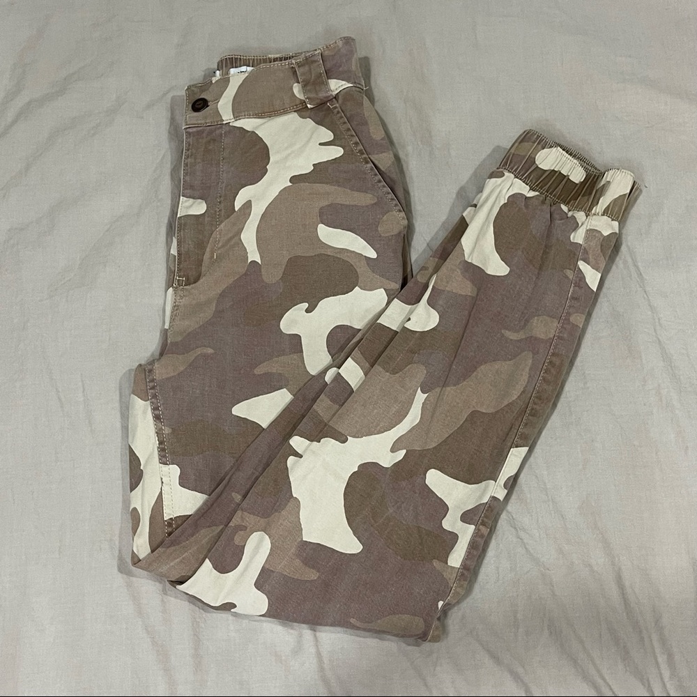 Hollister Ultra High Rise Jogger Camo Pant
